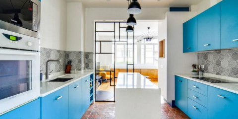 Modrá kuchyně (115+ fotografií nebeských interiérů): stylový design pro bílo-modré a šedo-modré kuchyně